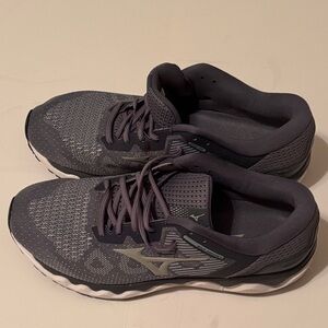 Mizuno Men's Wave Horizon 5 size 10.5